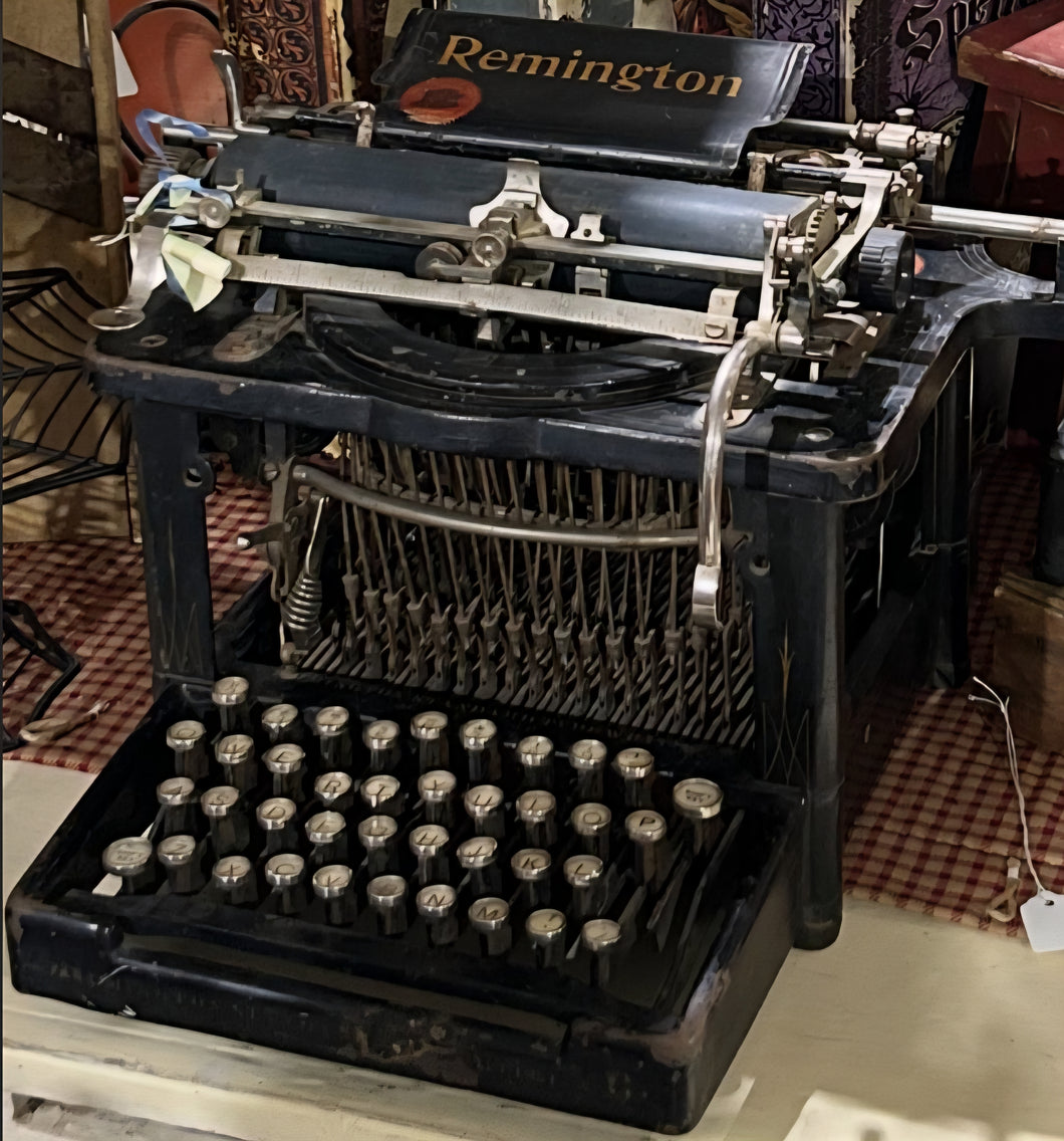 Antique Remington Typewriter – Early 1900s Collectible with Wooden Keys (35–40 lbs)